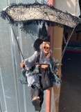 Hexe mit Schirm