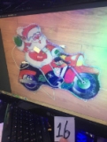 Weihnachtsmann am Motorrad für aussen Standbild